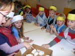 Fotografie 10 - Výroba figurek ze slaného těsta ve školní jídelně 27. 11. 2013