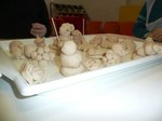 Fotografie 32 - Výroba figurek ze slaného těsta ve školní jídelně 27. 11. 2013