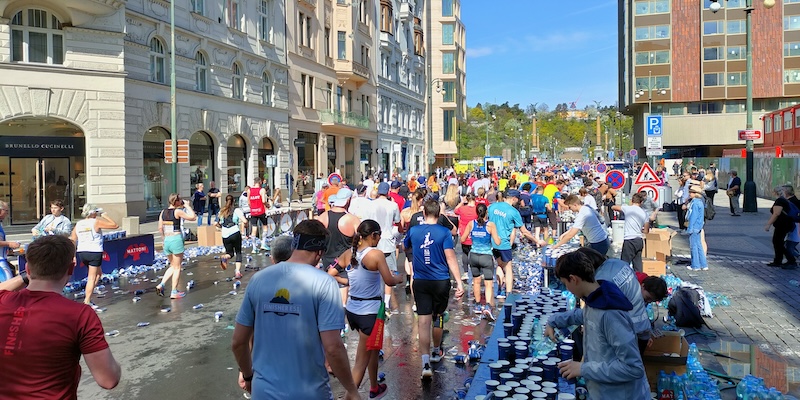 Slide - Dobrovolníci na pražském půlmaratonu a maratonu série Runczech
