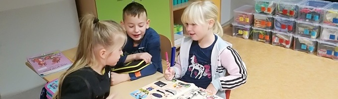 Ilustrační obrázek - 1.A - Ranní básničky a písničky se cvičením, Prohlížení časopisů s hračkami