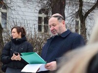 Fotografie 1 - Deváťáci na pietní akci k uctění obětí holokaustu