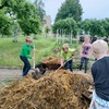 Fotografie 4 - Práce a mlsání na zahradě  