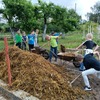 Fotografie 12 - Práce a mlsání na zahradě  