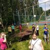 Fotografie 2 - Sběr větviček v areálu hřiště
