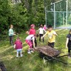 Fotografie 6 - Sběr větviček v areálu hřiště
