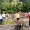 Fotografie 12 - Sběr větviček v areálu hřiště