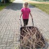 Fotografie 13 - Sběr větviček v areálu hřiště