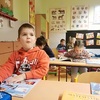 Fotografie 1 - 1.A - Ranní básničky a písničky se cvičením, Prohlížení časopisů s hračkami