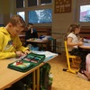 Fotografie 2 - 1.A - Ranní básničky a písničky se cvičením, Prohlížení časopisů s hračkami