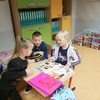 Fotografie 7 - 1.A - Ranní básničky a písničky se cvičením, Prohlížení časopisů s hračkami