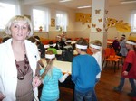 Fotografie 1 - Výroba figurek ze slaného těsta ve školní jídelně 27. 11. 2013