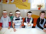 Fotografie 6 - Výroba figurek ze slaného těsta ve školní jídelně 27. 11. 2013
