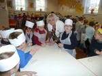 Fotografie 19 - Výroba figurek ze slaného těsta ve školní jídelně 27. 11. 2013