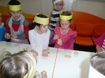 Fotografie 21 - Výroba figurek ze slaného těsta ve školní jídelně 27. 11. 2013