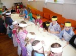 Fotografie 24 - Výroba figurek ze slaného těsta ve školní jídelně 27. 11. 2013