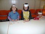 Fotografie 30 - Výroba figurek ze slaného těsta ve školní jídelně 27. 11. 2013