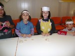 Fotografie 31 - Výroba figurek ze slaného těsta ve školní jídelně 27. 11. 2013